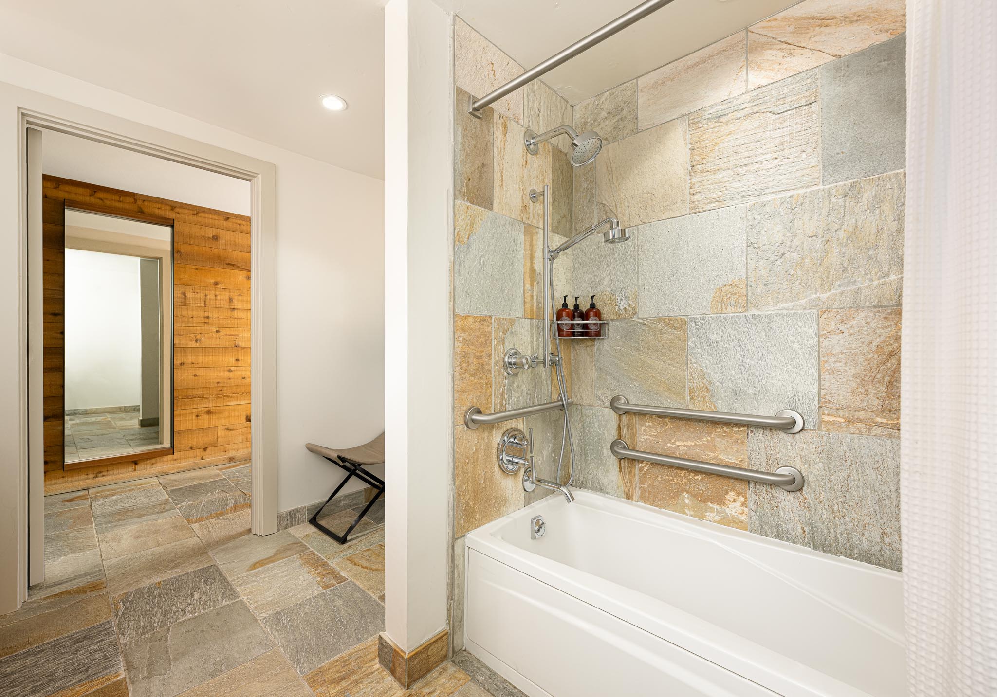 /images/stay/Ventana Fireplace Guestroom w ADA Tub.jpg